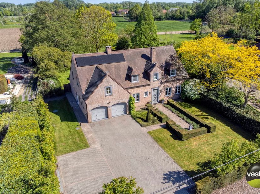 We vinden deze charmante villa met een karaktervolle uitstraling op een ruim perceel van 35a10ca, gelegen aan Russelt 106 in Wellen. De woning bevindt