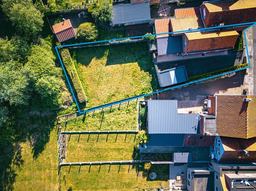 Halfopen bebouwing op 374 m² met :<br />
Gelijkvloers:<br />
- inkom<br />
- leefruimte<br />
- keuken<br />
- badkamer<br />
Verdiep:<br />
- 2 slaap