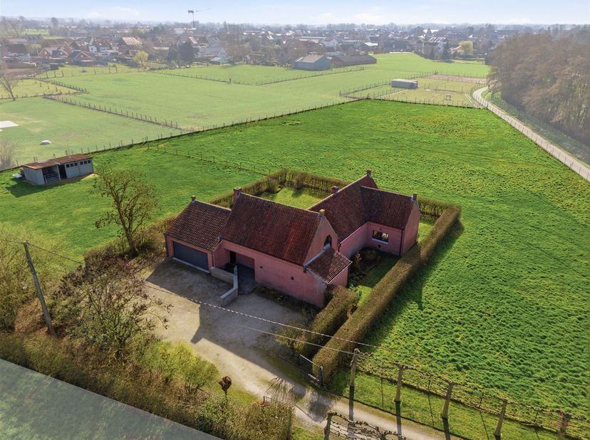 Vous rêvez de vivre au calme, entouré de verdure et d'espace ? Alors cette spacieuse maison sur un terrain exceptionnel de pas moins de 9.741 m² se se
