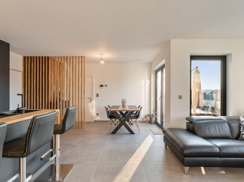 VERKOOP ONDER 2%* REGISTRATIERECHT (*onder voorwaarden), GEEN 21% BTW TE BETALEN!<br />
Recent, energiezuinig 3-slpk penthouse met ruim terras, op fie