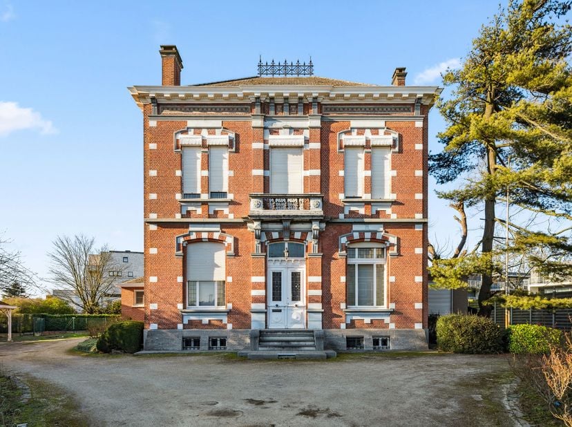 Dit indrukwekkende herenhuis biedt een uitstekende locatie in het hart van Heist-op-den-Berg, met alles binnen handbereik. Scholen, openbaar vervoer,
