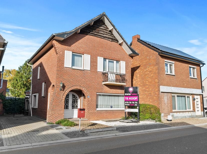 Te moderniseren woning met enorm potentieel op toplocatie in Boorsem<br />
In het charmante Boorsem, een deelgemeente van Maasmechelen, vind je deze t
