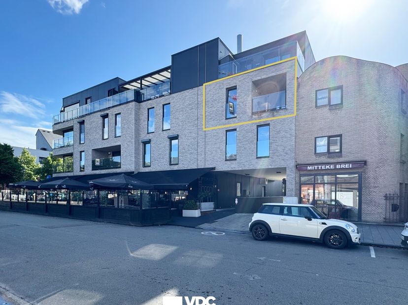 Op zoek naar een instapklaar appartement met een moderne afwerking en een centrale ligging? Dan is dit stijlvolle appartement uit 2020 zeker een bezoe
