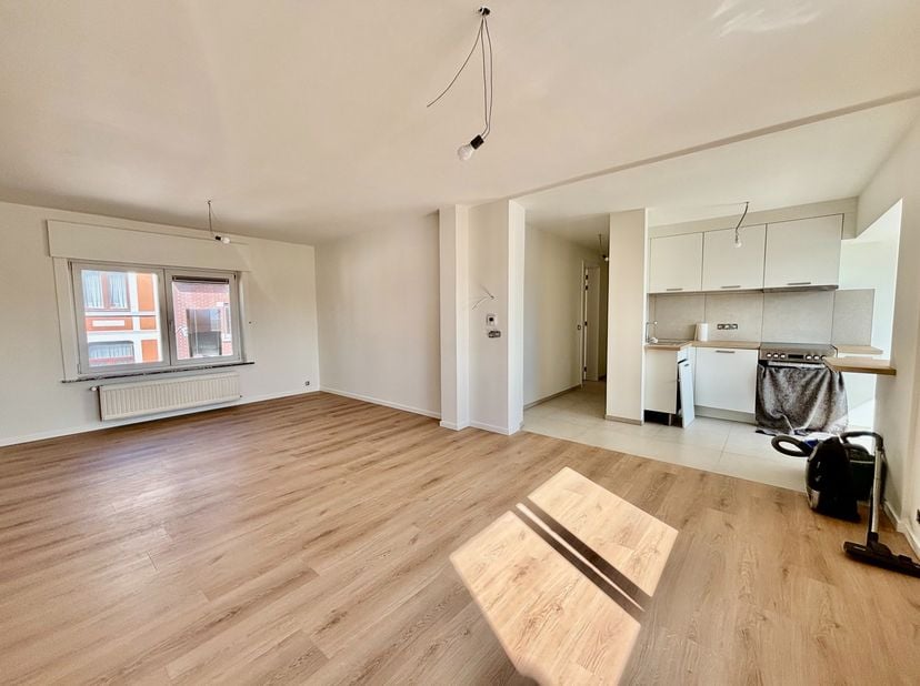 Dit volledig gerenoveerde appartement bevindt zich op de tweede verdieping van een verzorgd gebouw en is vlot bereikbaar dankzij de aanwezige lift.<br