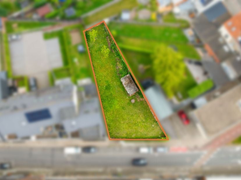 Ruim stuk bouwgrond van 489 m² aan de rand van het centrum Ieper.<br />
Heel wat mogelijkheden - alsook voor projectontwikkeling!<br />
Interesse in d