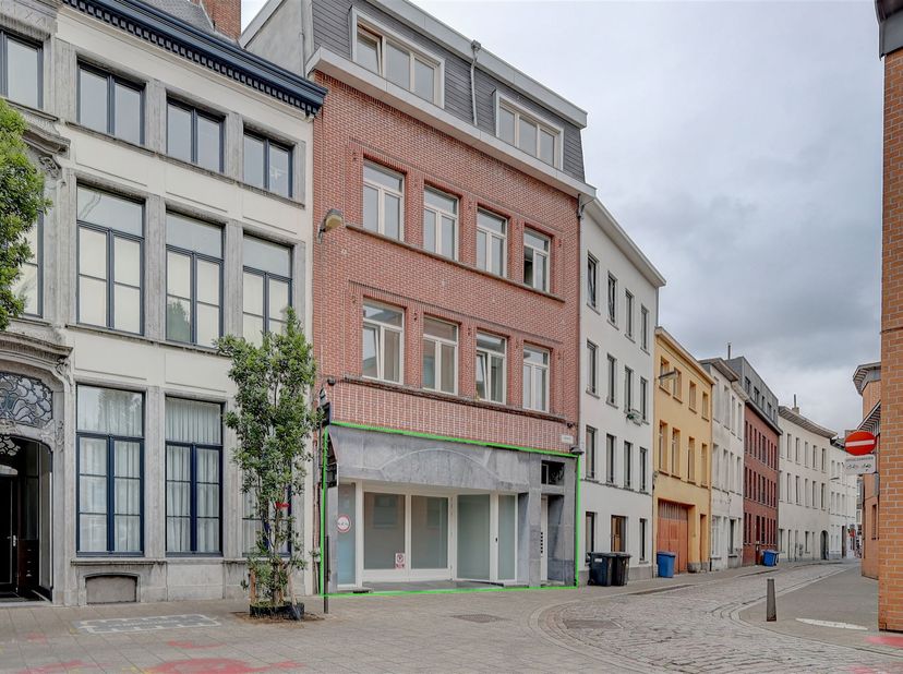 Dit handelsgelijkvloers is gelegen op een uitstekende locatie te Leguit in centrum Antwerpen. De ligging is centraal en met een uitstekende toegankeli