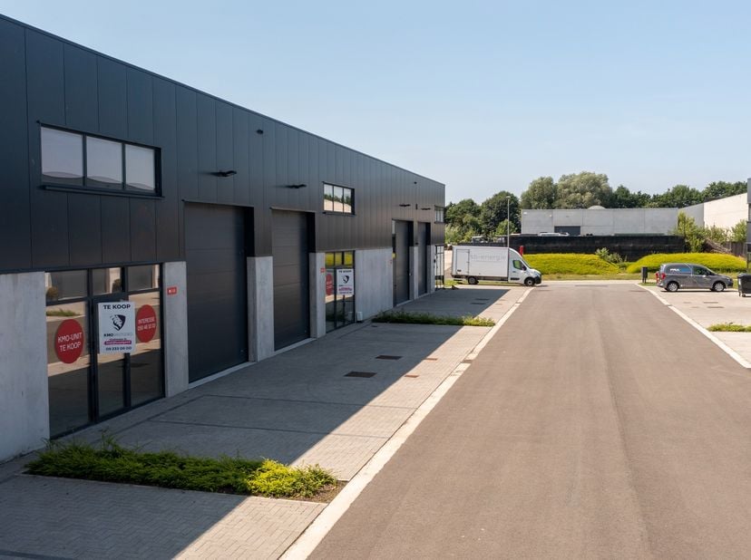 Op de voormalige Bekaert-site in Zwevegem-Moen werd het nieuwe KMO-park "Moenpark" gerealiseerd: een hedendaags bedrijvencomplex bestaande uit 19 kwal