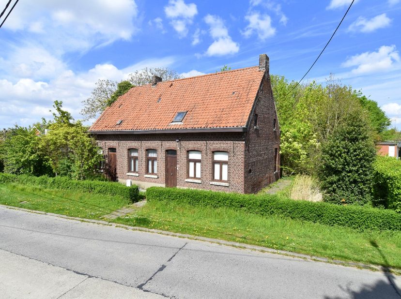 In de rustige en landelijke Rollegemkerkstraat bevindt zich dit uniek eigendom op een ruim perceel van maar liefst 2.061 m².<br />
Hier geniet je van