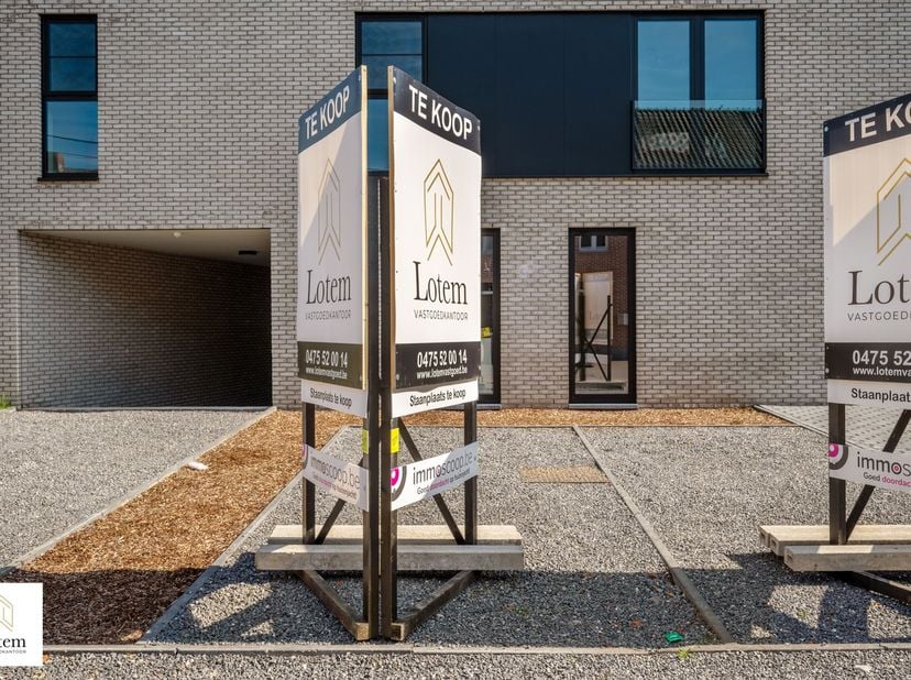 Bovengrondse parkeerplaats te koop<br />
<br />
Bent u op zoek naar een veilige en vlot bereikbare parkeerplaats? Dan is deze bovengrondse autostaanpl