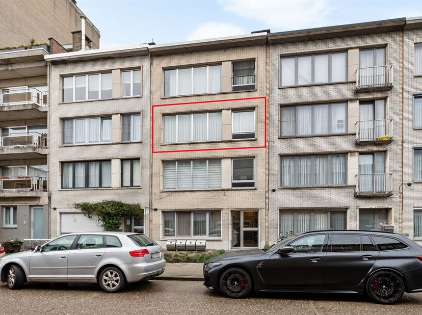 Dit op te frissen appartement is ideaal gelegen in een aangename en levendige buurt in Deurne, vlakbij de Ruggeveldlaan. Het bevindt zich op de tweede