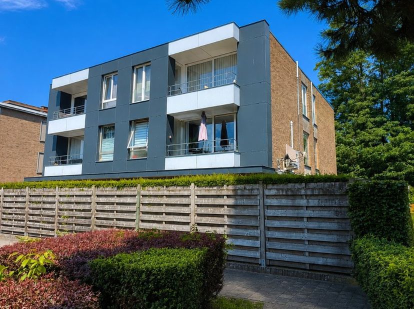 TE KOOP - SINT-AMANDSBERG. Het appartement is gelegen op de eerste verdieping, met de optie om een bijhorende garage aan te kopen. Via de inkomhal ber