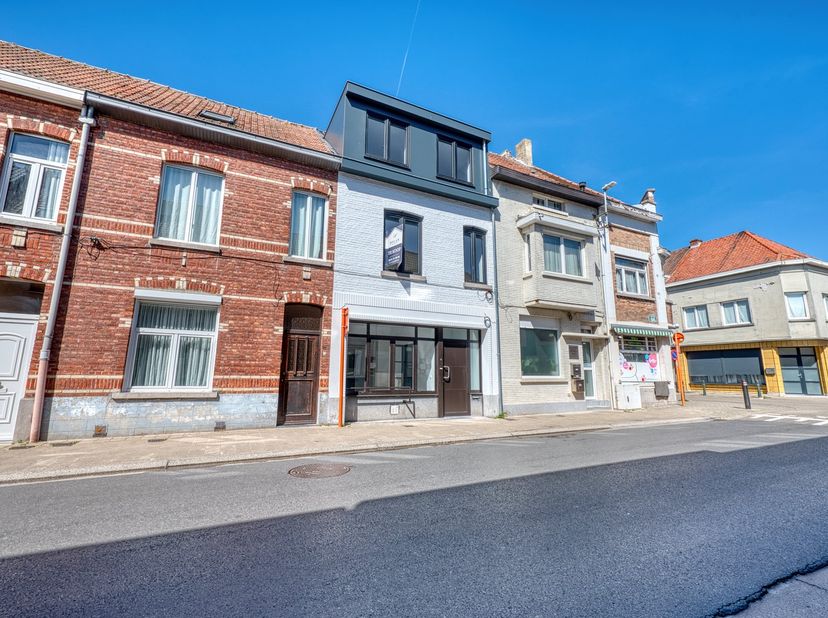 Deze mooi afgewerkte woning combineert ruimte, comfort en een doordachte indeling op een uitstekende ligging nabij het centrum van Eeklo. Dankzij de k