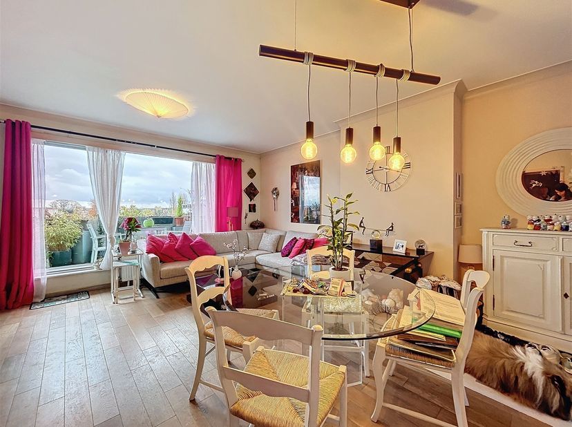 Quartier Edmond Machtens. Magnifique penthouse +/- 65m², 1 chambre et 2 terrasses. Composé comme suit : un hall d'entrée, un séjour +/- 27m², une cuis