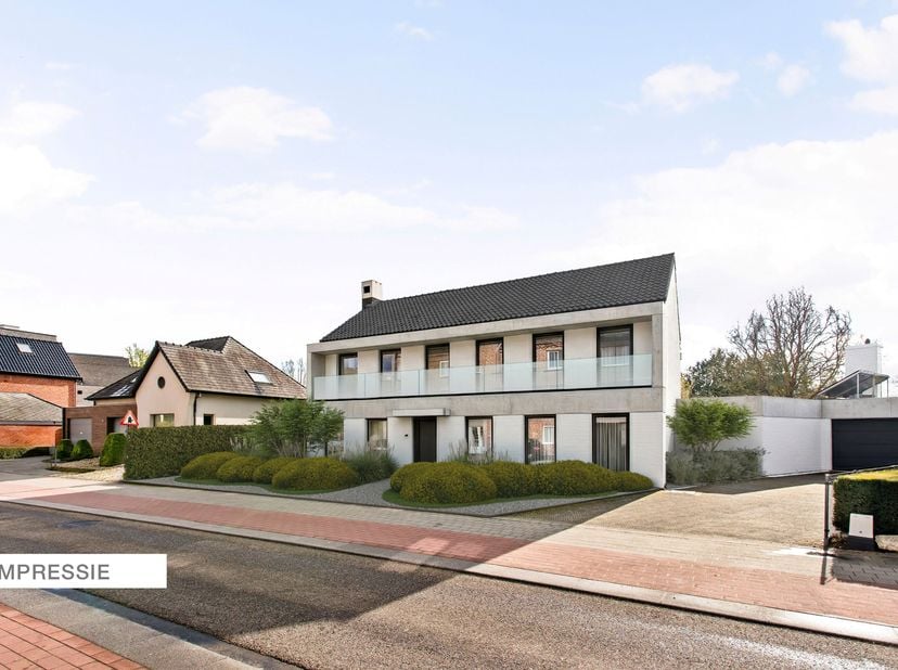Op een absolute topligging aan de Dokter Vanweddingenlaan bevindt zich deze statige en bijzonder degelijke woning, gelegen op een riant perceel van ma