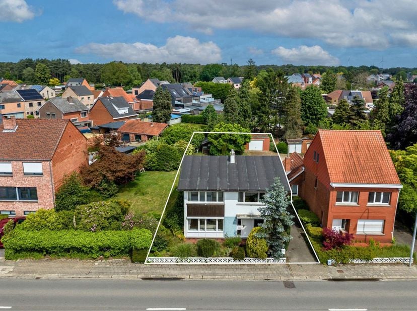 Bent u op zoek naar een woning met karakter, ruimte en tal van mogelijkheden? Deze open bebouwing in de Kapellestraat te Mol biedt een uitstekende opp