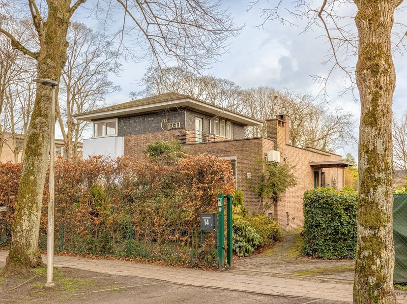 Unieke kans in 't hart van Brasschaat! In een rustige, groene buurt bevindt zich deze te renoveren villa bestaande uit twee geschakelde woningen, same