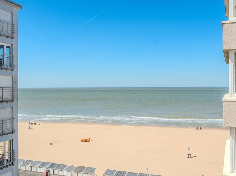 Appartement de 2 chambres prêt à emménager à vendre avec une belle vue latérale sur la mer situé au 6ème étage le long de la Luikstraat à Mariakerke.