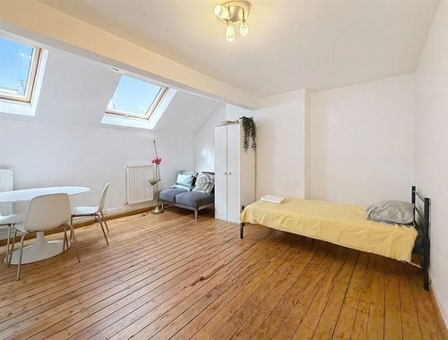                                         Flat à louer à Ixelles, € 950
