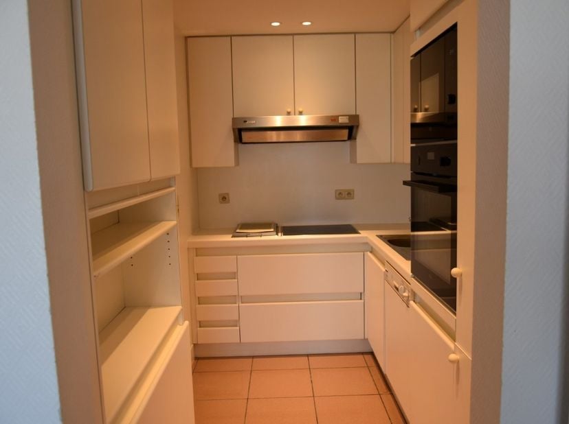 Cet appartement de 2 chambres est situé au centre de la digue. L'appartement est situé au 4ème étage d'un immeuble avec une façade récemment rénovée a