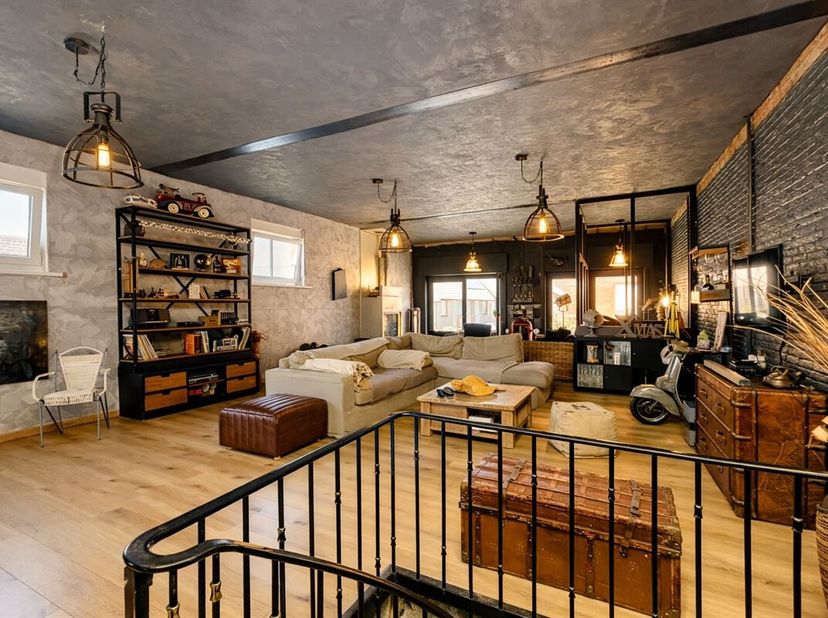 Rare opportunité à Mouscron : Habitation avec entrepôt<br />
Ce bien exceptionnel combine une habitation spacieuse de 200m² dans un style loft, ainsi