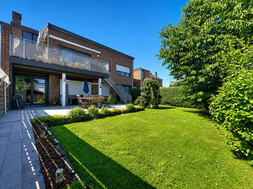 Charmante et spacieuse maison bel-étage (+/- 416m² d'après PEB) en très bon état offrant de nombreuses possibilités d'aménagement, 3 chambres (possibi