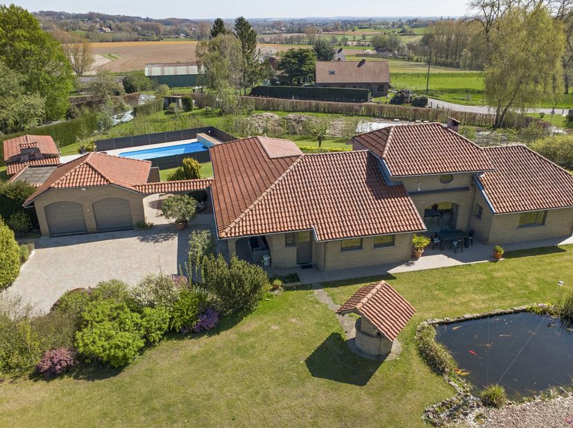 In het charmante Flobecq (Pays des Collines) vindt u deze uitzonderlijke villa-eigendom omringd door groen &amp; open zichten. Een plek waar rust, privacy
