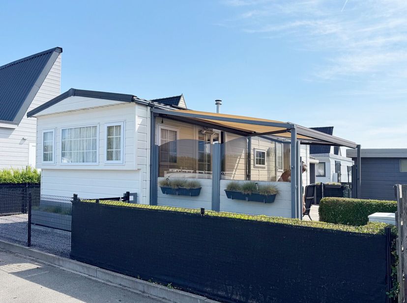 Uitzonderlijk ruim perceel met recente stacaravan - voorzien van alle luxe en comfort! Gelegen in het vakantiedomein Dunepark op 800m van de zee. Dome