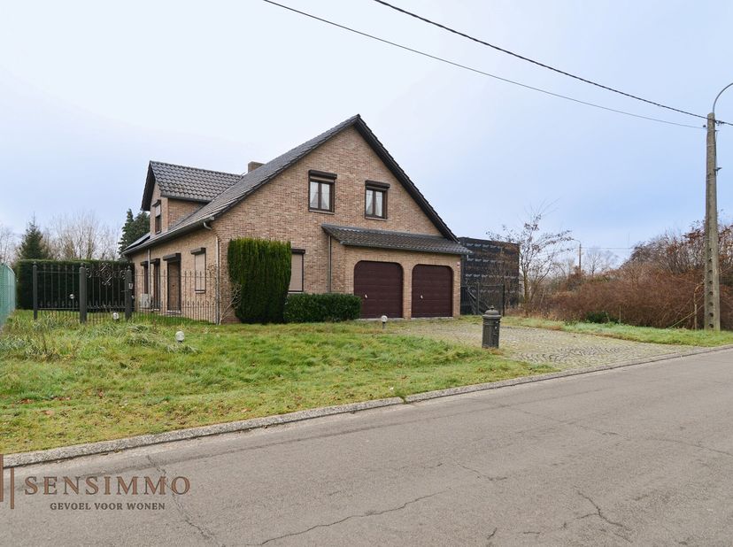 Deze vrijstaande ruime woning is gelegen in een residentiële woonwijk, op een mooi perceel van 7a 92ca te Boxberg - Genk. Dankzij de renovatiewerken o