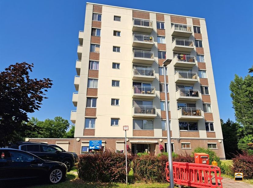 Volledig gerenoveerd 1-slaapkamerappartement op centrale doch rustige ligging<br />
<br />
Het appartement is centraal gelegen tussen de kleine en d