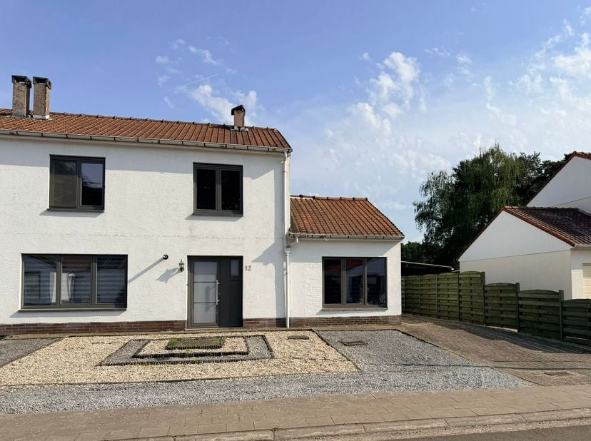 Te renoveren halfopen bebouwing met 4 slaapkamers op een perceel van 741 m² in Koersel.<br />
<br />
Bent u op zoek naar een stevige gezinswoning met