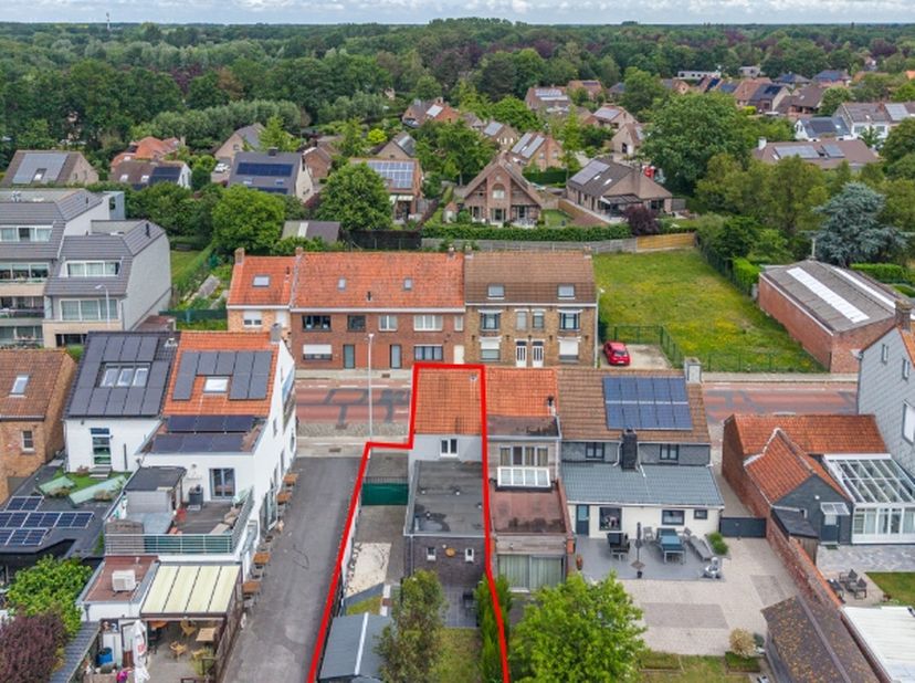 Deze zeer goed gelegen halfopen woning beschikt over tal van troeven. Vlakbij winkels, openbaar vervoer en aan een school vindt u deze volledig instap