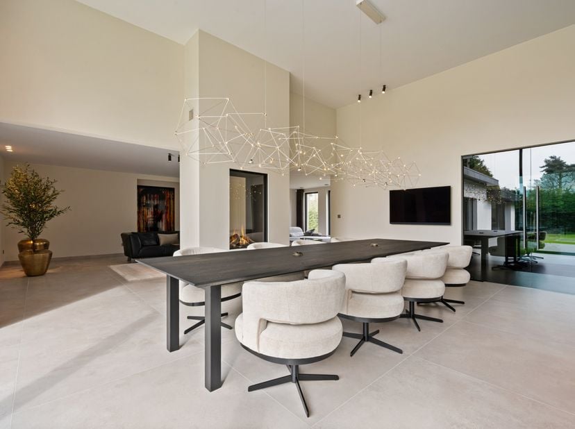 Luxe moderne laagbouwvilla (2025) gelegen op een residentiële en bosrijke locatie te Pelt (Grote Heide). De woning werd met veel oog voor kwaliteit af