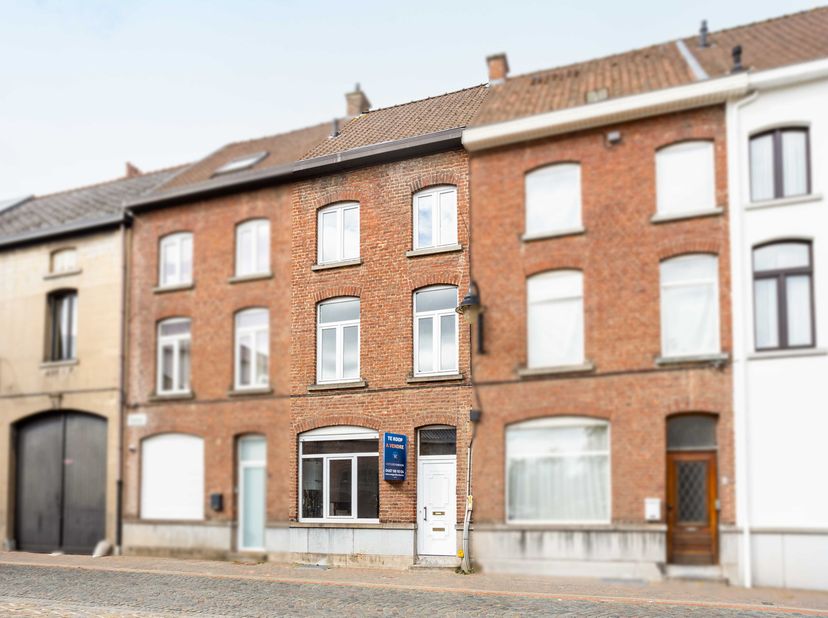 Vous pouvez visitez cette maison après prendre rendez-vous avec Karoline 0487/98.10.04<br />
<br />
Cette maison de ville tendance au style industriel