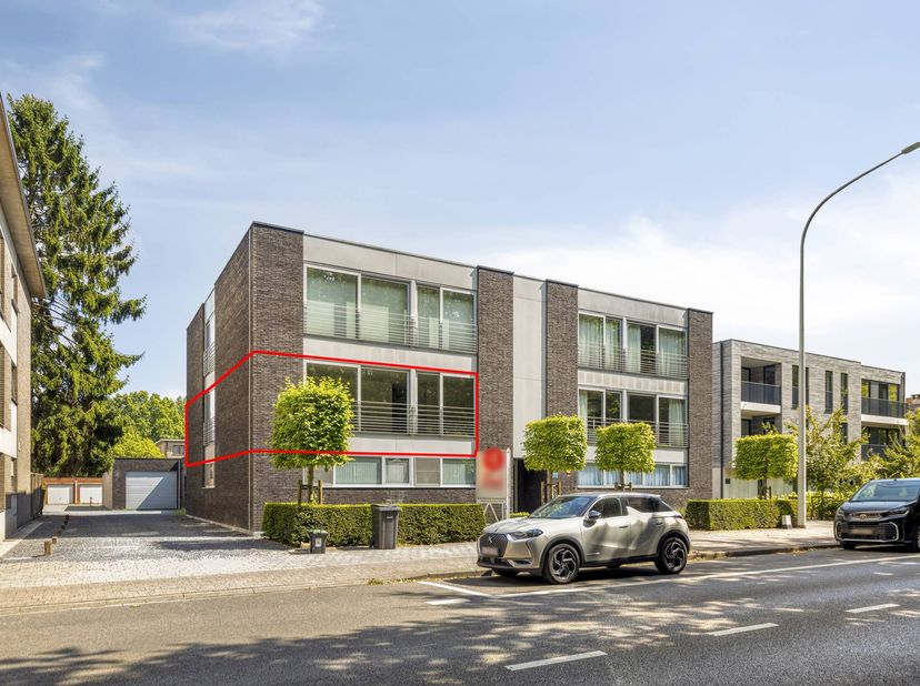 Dit mooie en instapklare appartement op de eerste verdieping links (lift aanwezig) combineert ruimte, natuurlijke lichtinval met grote raampartijen en