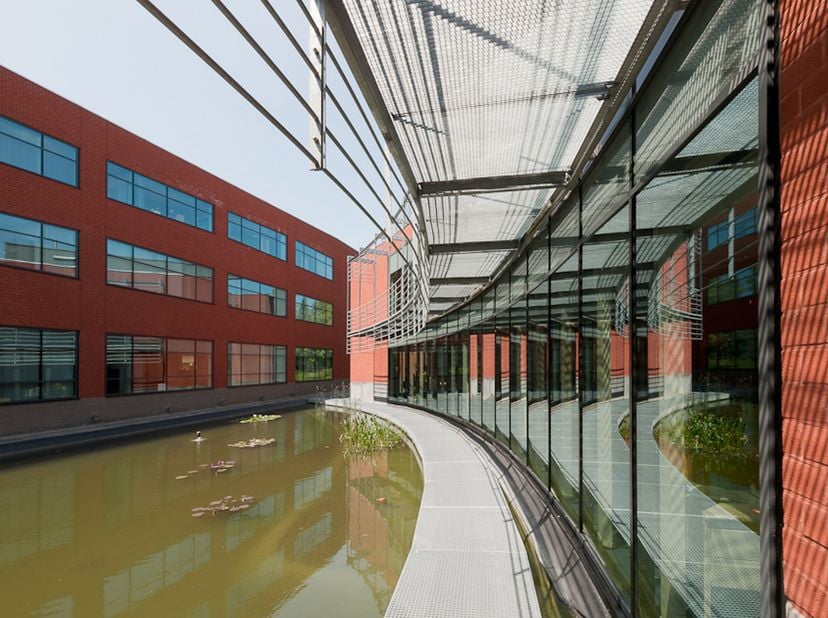 Moderne kantoren te huur in "De Mot" in Mechelen EN  vlot bereikbaar via de E19.<br />
- ontvangstruimte<br />
- vergaderzalen<br />
- restaurant<br /