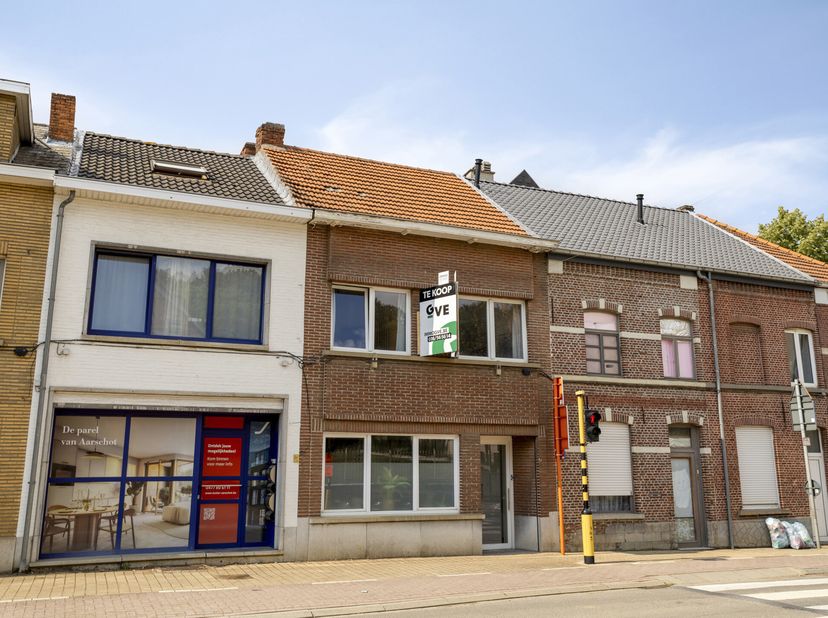 Cette charmante maison de rangée avec potentiel combine une excellente accessibilité avec une disposition pratique et de belles possibilités d’évoluti
