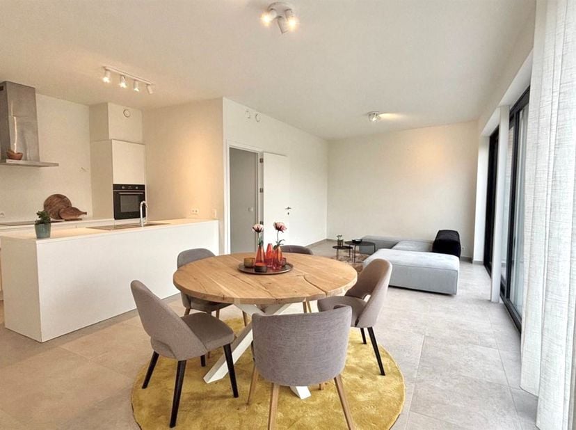 Leuk recent (bj 2023) gelijkvloers appartement met groot terras en tuintje! Goedgelegen nabij invalswegen. (onder Registratierechten) <br />
<br />