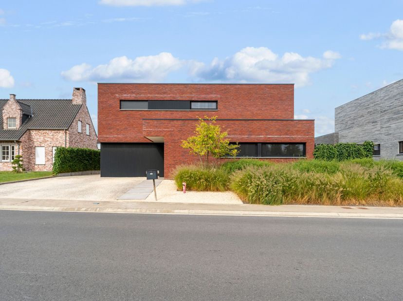 Deze moderne villa, gebouwd in 2019, kent een kwalitatieve afwerking en een doordachte indeling. De woning is gelegen op een rustige locatie op wandel
