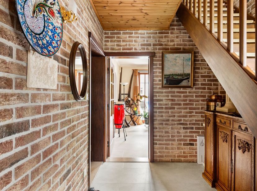 Instapklare goed onderhouden woning met 4 à 5 slaapkamers en groot bijgebouw, op een rustige kindvriendelijke ligging.<br />
Via de inkomhal met gaste