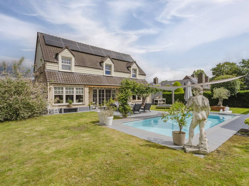 Gelegen op een residentiële toplocatie in Ten Ede, pal tussen Heusden en Wetteren, bevindt zich deze exclusieve, instapklare villa (2008). De ligging