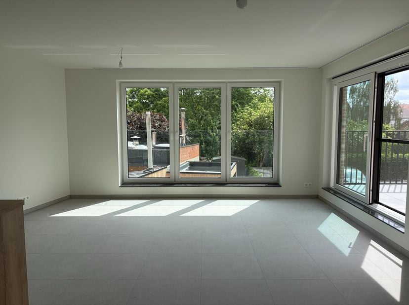 Modern en energiezuinig nieuwbouwappartement te huur in het charmante Assenede, op een uitstekende ligging nabij scholen, winkels en alle dagelijkse v