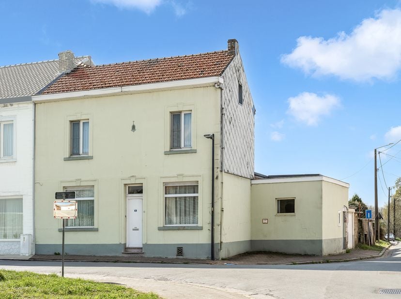 Halfopen, te renoveren gezinswonig met maar liefst 4 slaapkamers en garage gelegen in het landelijke Zichen-Zussen-Bolder. Deze groene deelgemeente va
