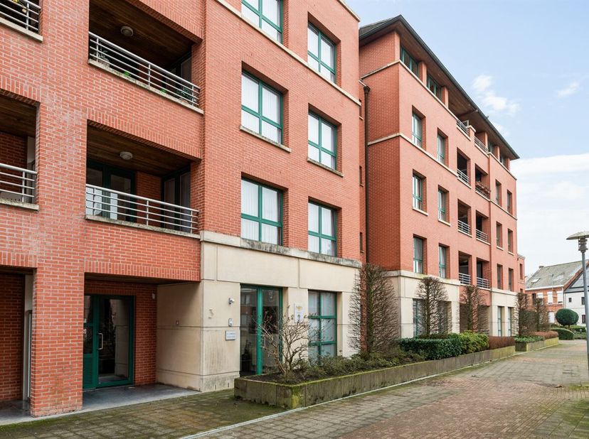 Ruim appartement met 3 slaapkamers, twee terrassen en garage<br />
Omschrijving<br />
Via de inkomhal met ingemaakte kast betreedt u het appartement.