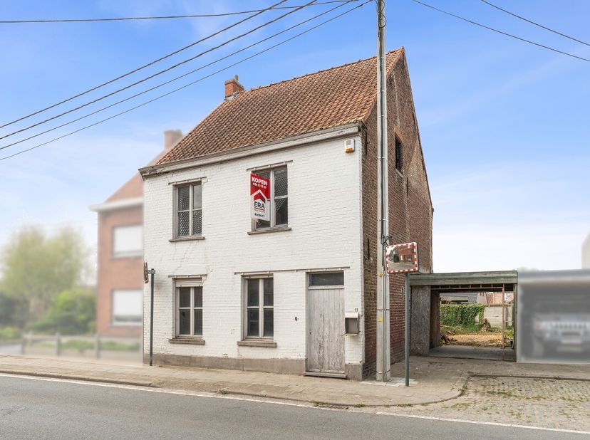 Te koop: karaktervolle halfopen woning in Wielsbeke, gelegen aan de Heirweg, vlot bereikbaar via invalswegen. Deze woning uit 1937 werd deels gerenove