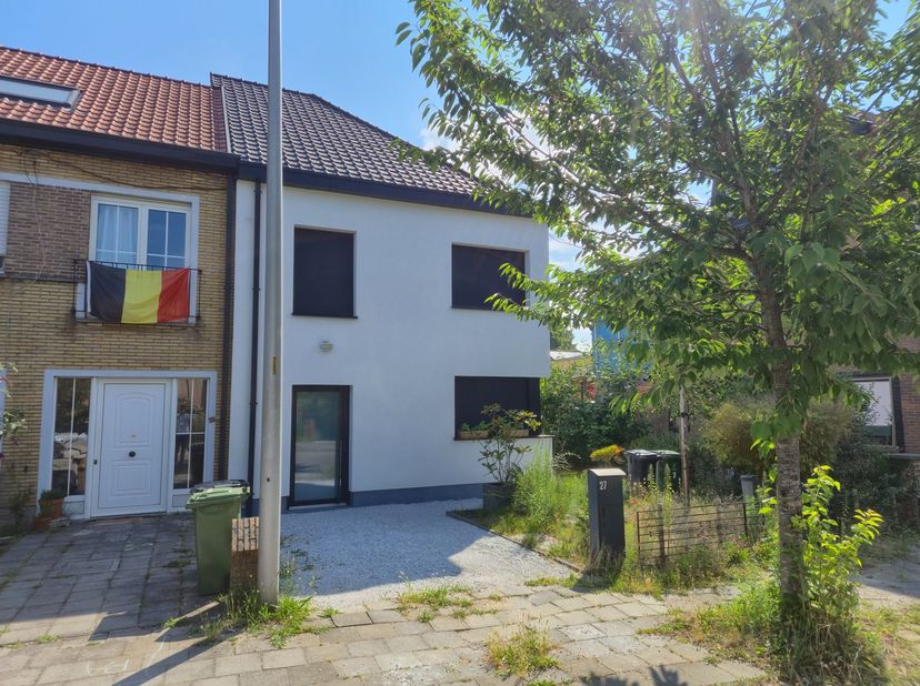 <br />
Deze halfopen bebouwing voorzien van alle technieken staat te huur in een rustige buurt te Mariakerke.<br />
&amp;nbsp;<br />
<br />
In de woning v