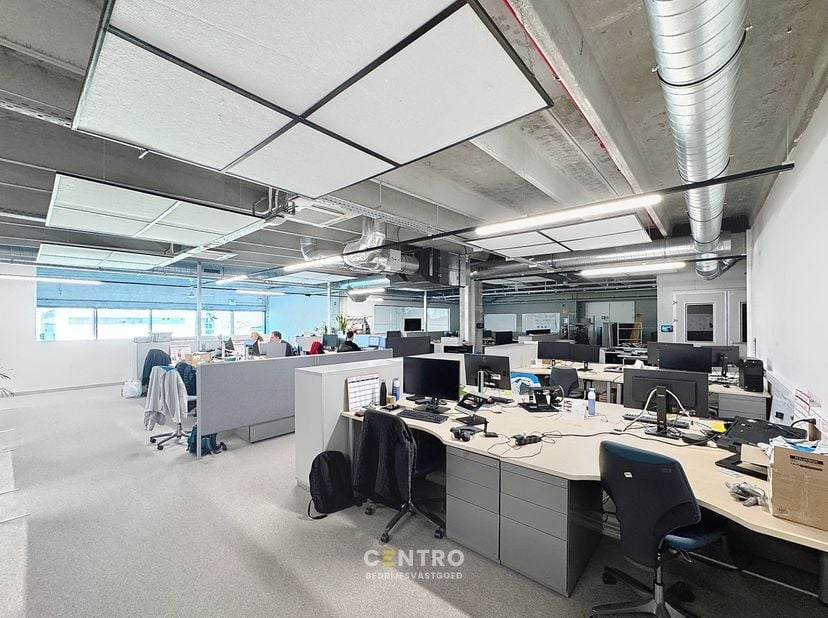 INDELING:<br />
Gelijkvloers (± 360m²): Afzonderlijk inkom via automatische en dubbele glazen deur - onthaal / toonzaal - landschapsburelen - sanitair