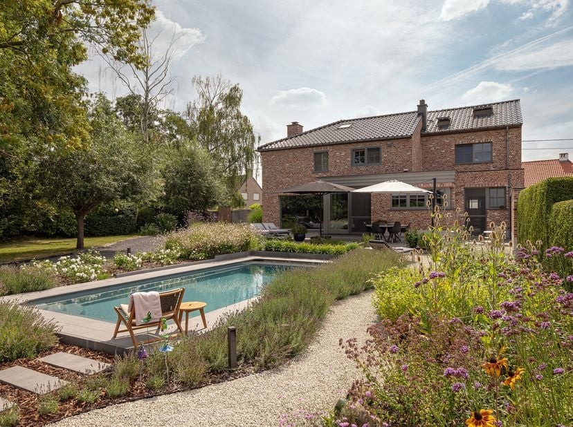 Volledig gerenoveerde woning met 5 slaapkamers, zwembad en prachtig aangelegde tuin op 1.643 m².<br />
BEKIJK ZEKER ONZE (VIRTUELE) GRONDPLANNEN EN AT