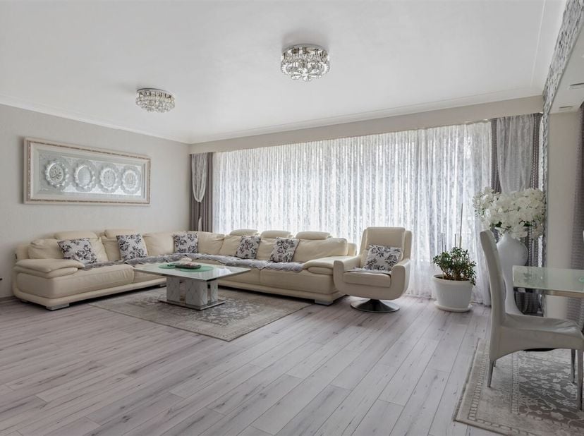 Gerenoveerd appartement met 3 slaapkamers op centrale locatie<br />
 Ligging:  <br />
 Ontdek dit gerenoveerd appartement in de Huybrechtsstraat, vlak