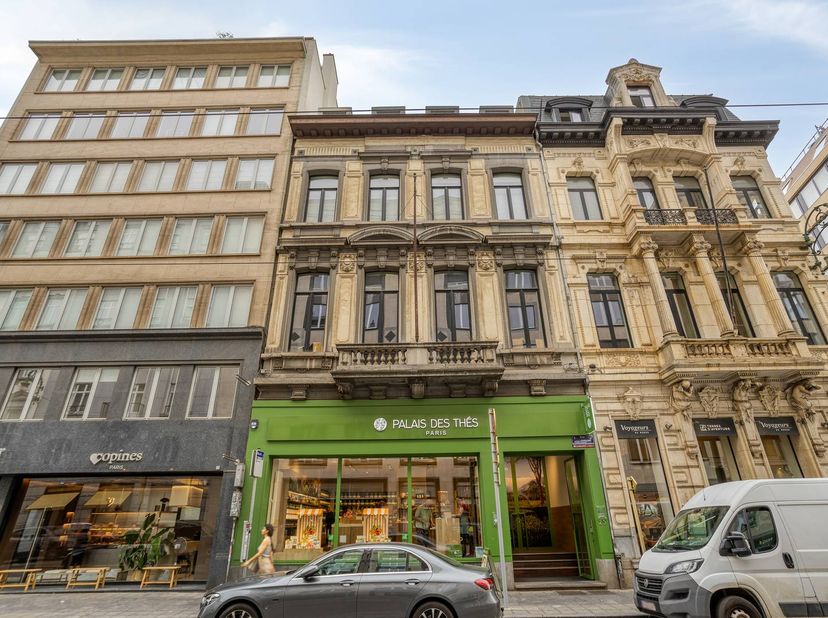 Dit stijlvolle duplex dakappartement bevindt zich in een kleinschalig gebouw aan de Charleroisesteenweg 25 in Sint-Gillis. Dankzij de topligging, vlak