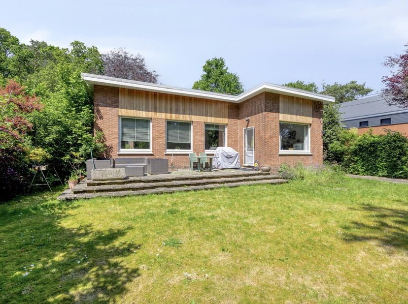 Deze karaktervolle villa met 5 slaapkamers is gelegen in een groene en residentiële omgeving nabij Genk en op korte afstand van het ZOL. De woning str